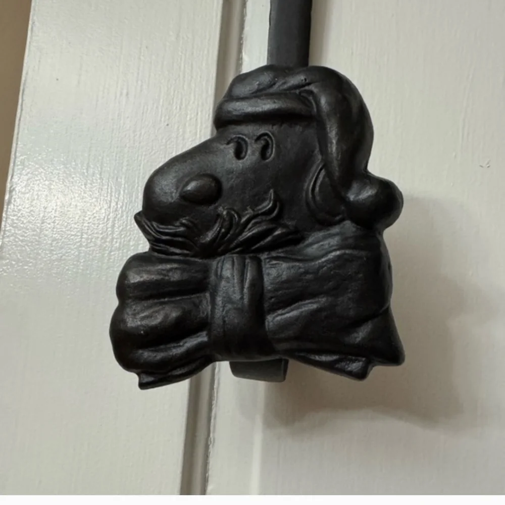 Pottery Wreath Barn Peanuts Snoopy Door Hanger. NWT